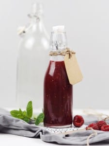 Himbeersirup-Himbeere-Sirup-Schorle-Saftschorle-Fruchtschorle-Rezept-selber-machen-Wasserglas-Glasflasche-Minze