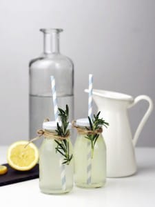 Zitronenwasser-Wasser-Sprudel-Zitrone-Rosmarin-gesund-Rezept-Bad-Meinberger-Karaffe-Wasserflasche-Flasche
