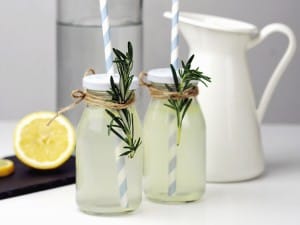 Zitronenwasser-Wasser-Sprudel-Zitrone-Rosmarin-gesund-Rezept-Bad-Meinberger-Karaffe-Wasserflasche-Titelbild