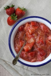 Pfannkuchen mit Erdbeer-Rhabarber-Kompott