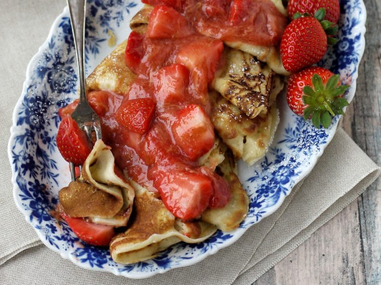 Rezept: Pfannkuchen mit Erdbeer-Rhabarber-Kompott